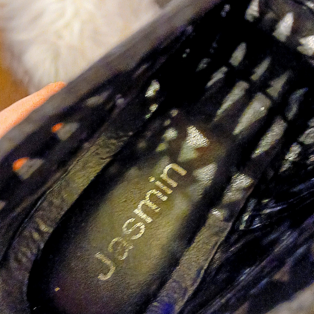 Wedged heel shoe